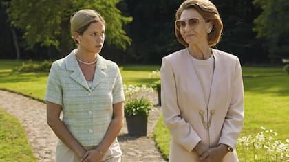 Una imagen de la serie Máxima, disponible en la plataforma Max. Refleja el primer encuentro de Máxima Zorreguieta con su futura suegra, la reina Beatrix de Países Bajos.