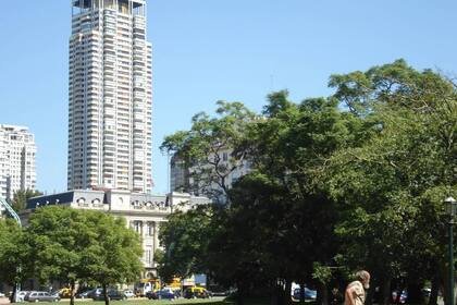 Una imagen de la Torre Le Parc y el Palacio Bosch tomada desde los bosques de Palermo; los pulmones urbanos no solo atraen la atención por sus vistas despejadas y panorámicas, sino que también añaden un valor adicional a las propiedades que se encuentran en sus alrededores.