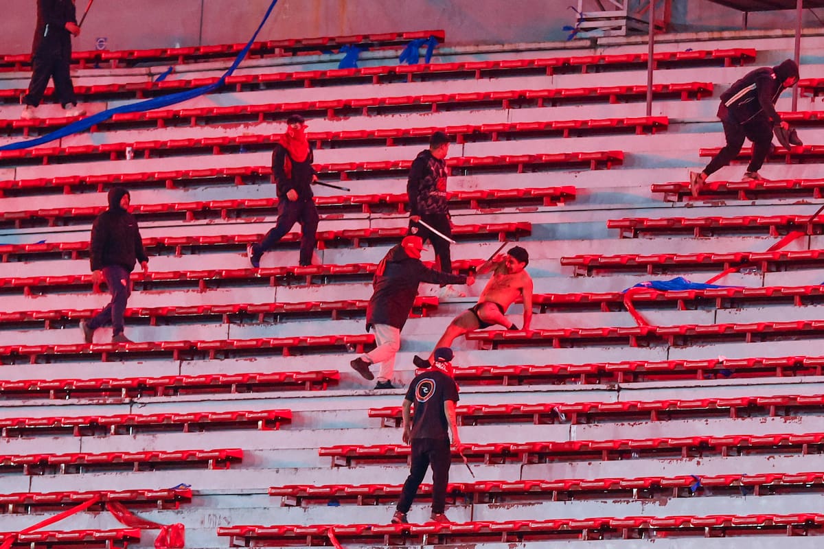 Una imagen de la violencia de los barrabravas de Independiente