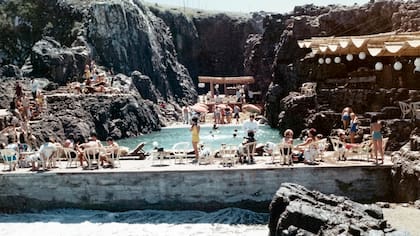 Una imagen de Las Grutas desde el mar, en su apogeo
