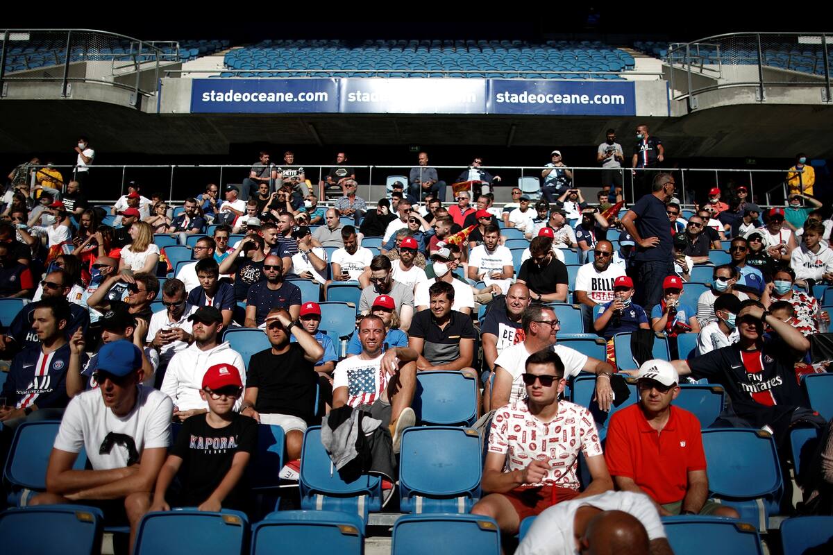 Una imagen de las tribunas en el estadio de Le Havre, con un distanciamiento social cumplido a medias