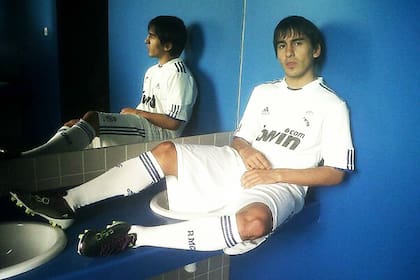 Una imagen de lo que podría haber sido: Acevedo, con la camiseta de Real Madrid, donde conoció a Cristiano Ronaldo; Acevedo jugó en River, Boca, Atlético de Madrid y en el club merengue hasta que las lesiones lo postergaron; a los 24 años, busca relanzarse en Estados Unidos