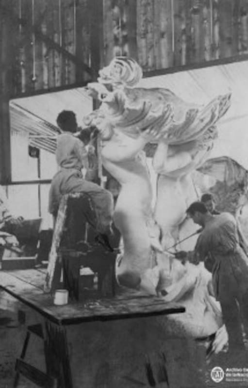 Una imagen de Lola Mora, cincel en mano, trabajando sobre una de Las Nereidas en su taller romano