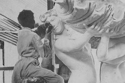 Una imagen de Lola Mora, cincel en mano, trabajando sobre una de Las Nereidas en su taller romano