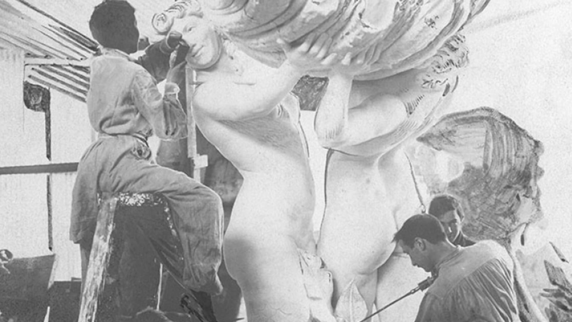 Una imagen de Lola Mora, cincel en mano, trabajando sobre una de Las Nereidas en su taller romano