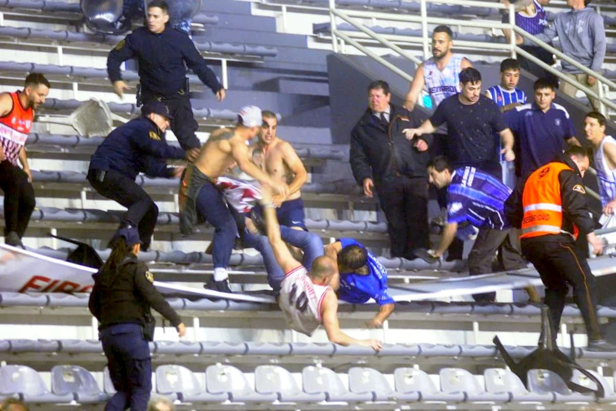 Una imagen de los graves incidentes ocurridos anoche en Mar del Plata
