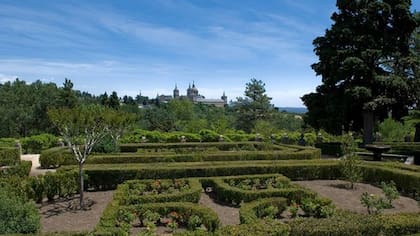 Una imagen de los jardines de la Casita del Infante, con vistas al monasterio de San Lorenzo de El Escorial