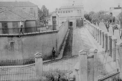 Una imagen de los pasillos que rodean el complejo carcelario de Villa Devoto en sus primeros años de existencia
