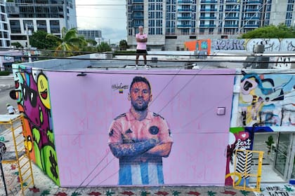 Una imagen de Messi en Miami, con la camiseta de la selección y del Inter, pintada por el artista Arlex Campos