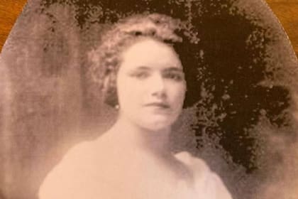 Una imagen de Monique, la mamá de Mathilde, quien también pereció en el tristemente célebre hundimiento