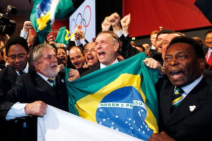 Una imagen de octubre de 2009, cuando el por entonces presidente Lula y Pelé celebraban que Río de Janeiro había sido elegida como la ciudad sede de los Juegos Olímpicos.