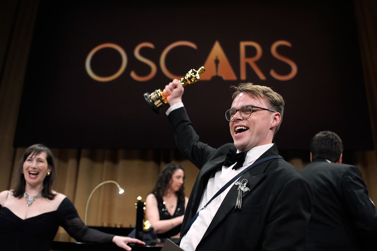 Una imagen de Pavel Talankin festejando en Hollywood el triunfo de su película con el Oscar al mejor documental, el 15 de marzo último
