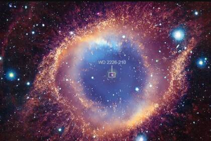 Una imagen de rayos X del telescopio Chandra X-ray Observatory de la NASA que muestra la Nebulosa Helix, WD 2226-210 (NASA/CXC/SAO/K. Arcand)