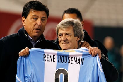 Una imagen de René Housen en 2013, en el estadio de River junto con Daniel Passarella