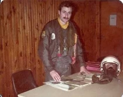 Una imagen de Rinke en el marco de la guerra de Malvinas, durante un descanso en la base de Río Gallegos, esperando su siguiente misión.