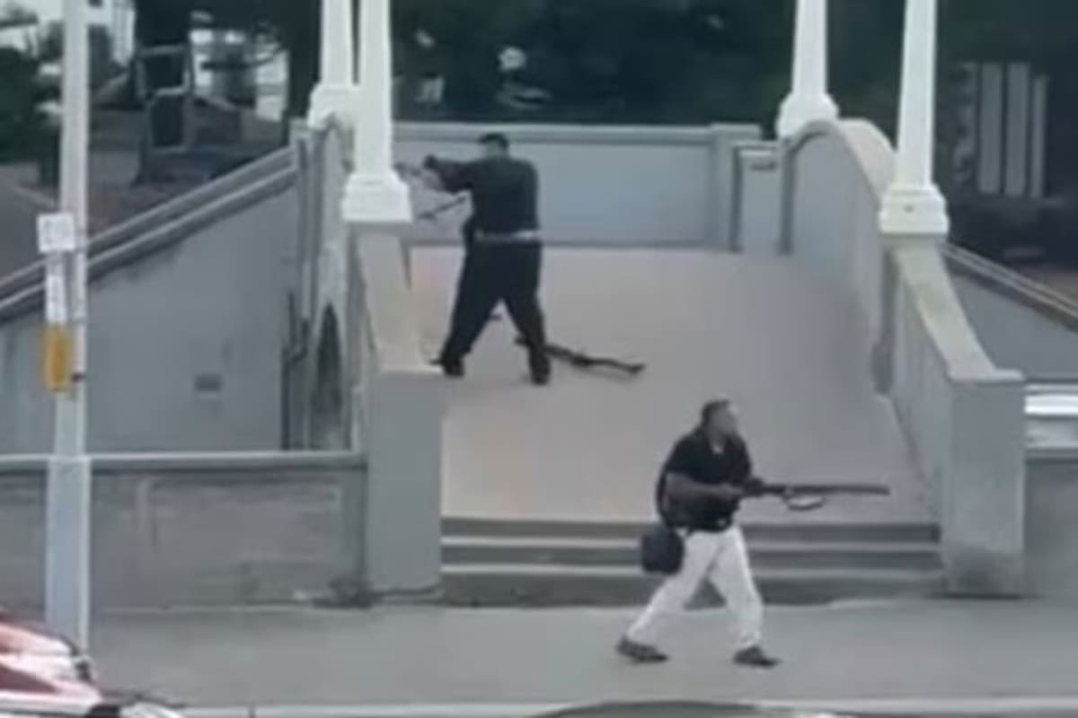 Una imagen de Sajid y Naveed Akram durante el ataque en Australia