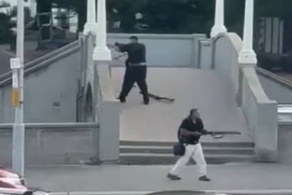 Una imagen de Sajid y Naveed Akram durante el ataque en Australia