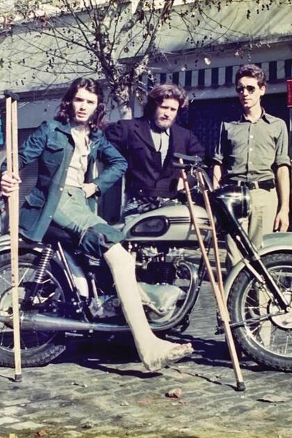 Una imagen de su juventud, con yeso y muletas, y su vieja moto y sus amigos, los hermanos Alex y Galo De la Vega. "Tuve que hacer rehabilitación durante un año", cuenta.