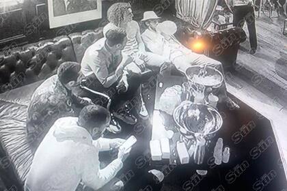 Una imagen de un grupo de jugadores de Arsenal en el interior de un hotel, el día que se reunieron a inhalar "el gas de la risa".