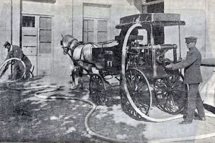 Una imagen de un "sulfurozador", usado para desinfectar las calles de Buenos Aires a comienzos del siglo XX