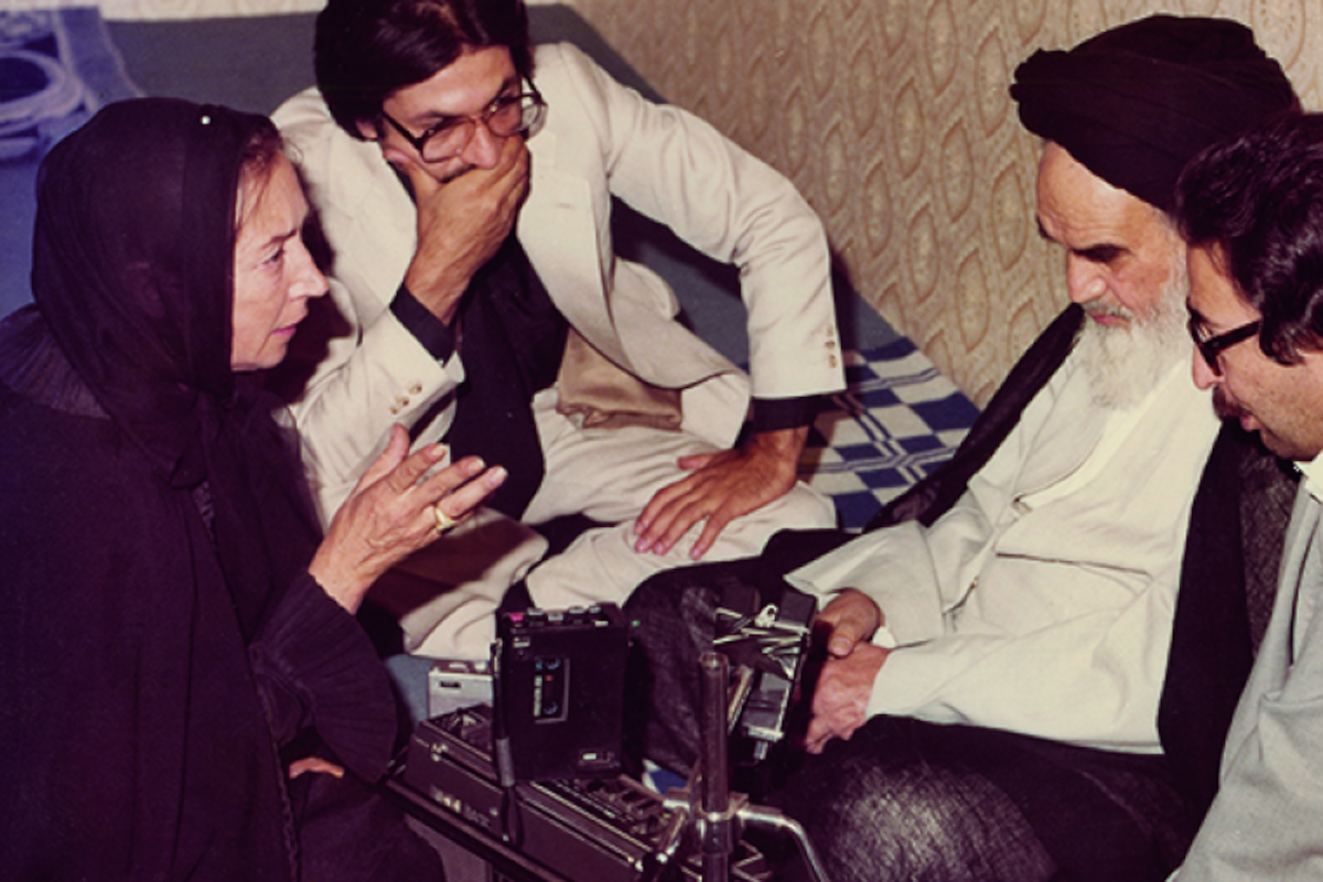 Una imagen de uno de los encuentros entre Oriana Fallaci y el ayatolá Jomeini en la ciudad santa de Qom, en 1979 (archivo)