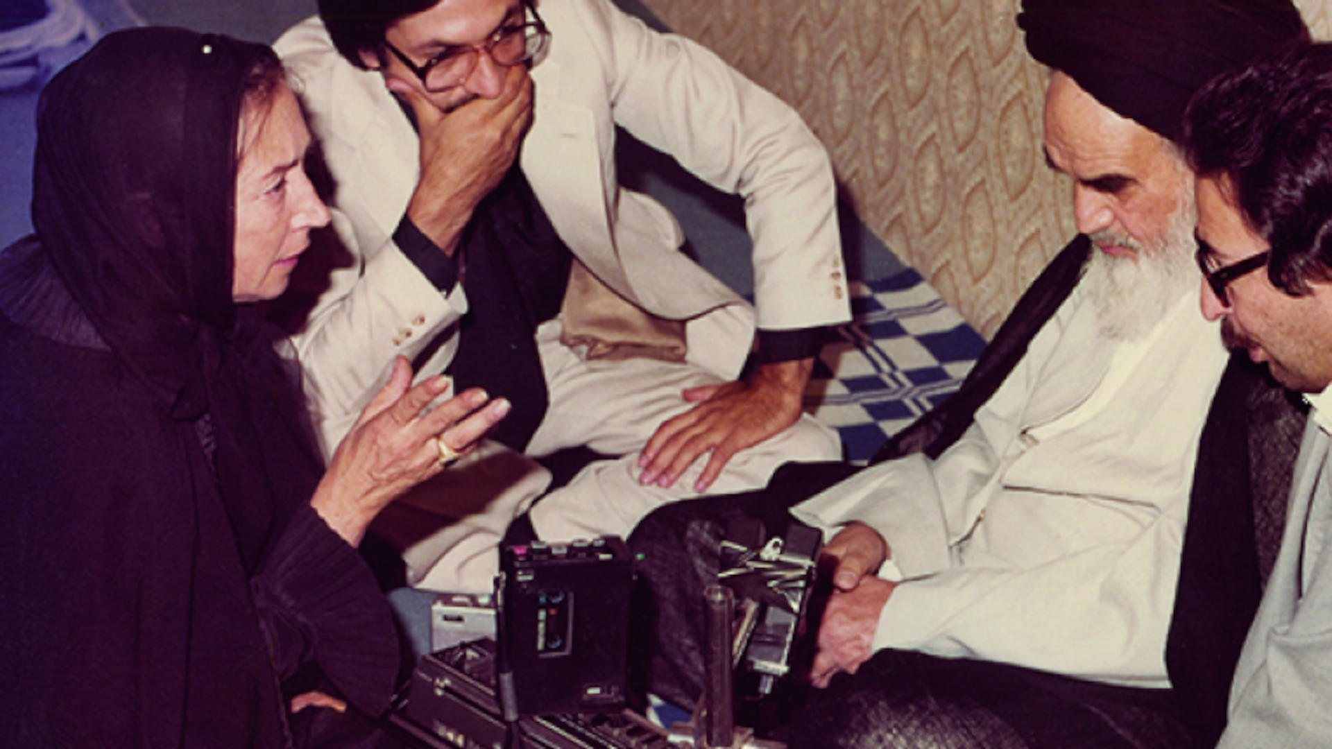 Una imagen de uno de los encuentros entre Oriana Fallaci y el ayatolá Jomeini en la ciudad santa de Qom, en 1979 (archivo)