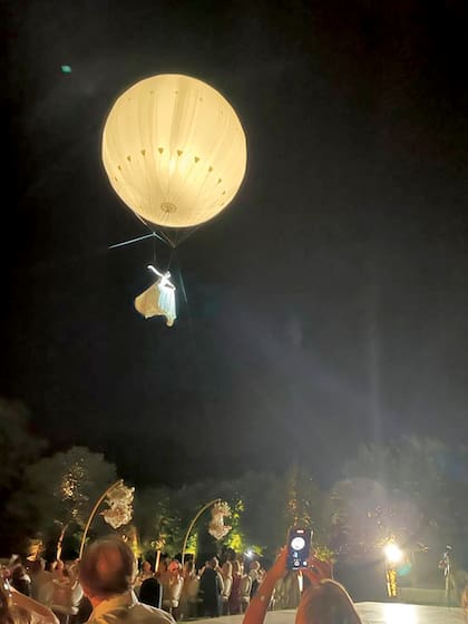 Una imagen de uno de los espectáculos de la fiesta, a los que se sumó la música que tocó el DJ español Miky y un fabuloso show de fuegos artificiales.