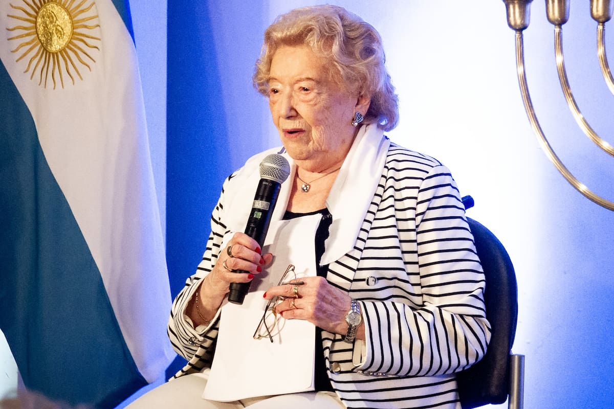 Una imagen del 27 de enero (Día Internacional en Memoria de las Víctimas del Holocausto) de 2020, hace cuatro años. Como siempre, Sara Rus, micrófono en mano, dio testimonio de su conmovedora historia(Photo by Federico Rotter/NurPhoto via Getty Images)
