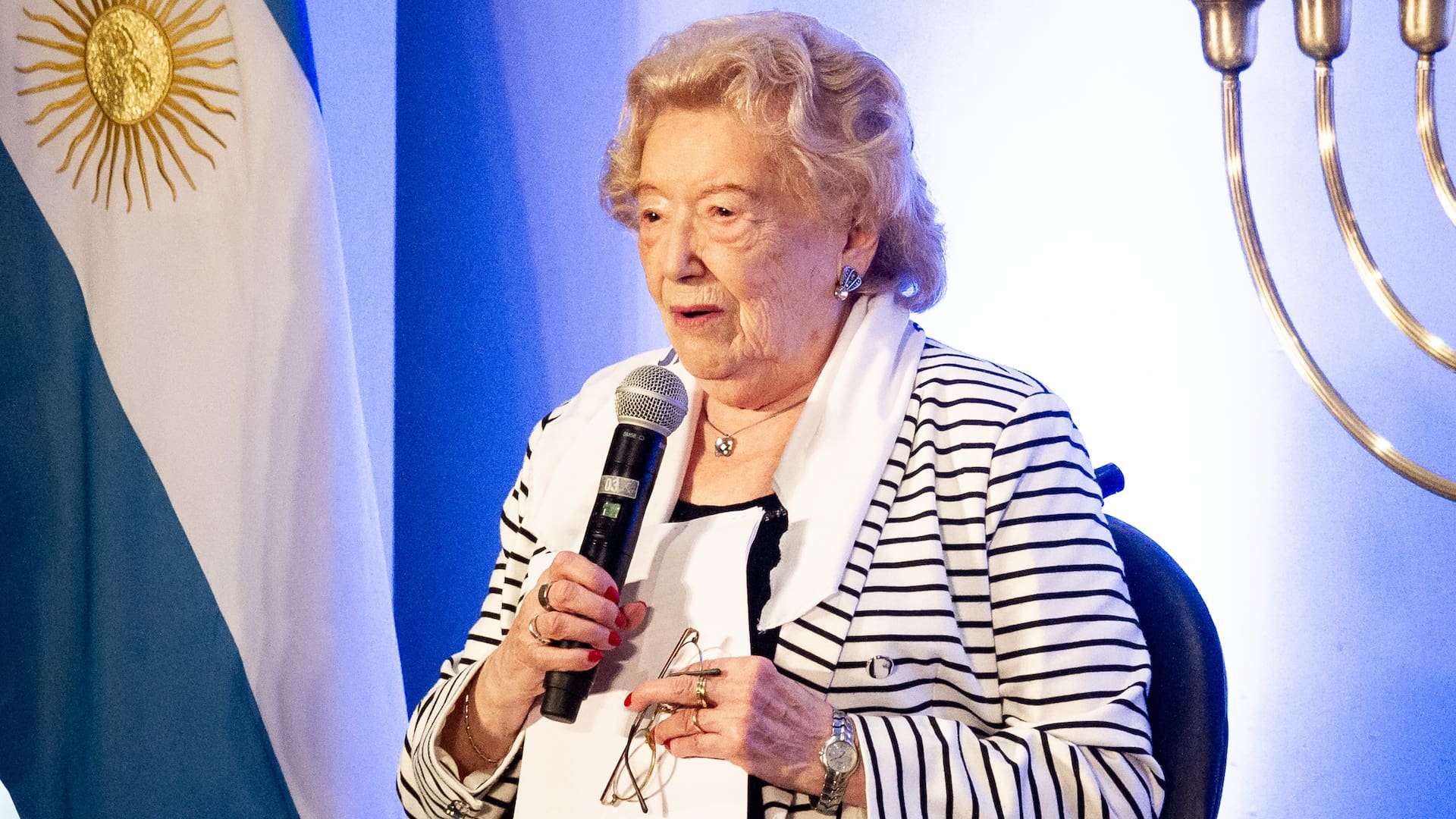 Una imagen del 27 de enero (Día Internacional en Memoria de las Víctimas del Holocausto) de 2020, hace cuatro años. Como siempre, Sara Rus, micrófono en mano, dio testimonio de su conmovedora historia(Photo by Federico Rotter/NurPhoto via Getty Images)