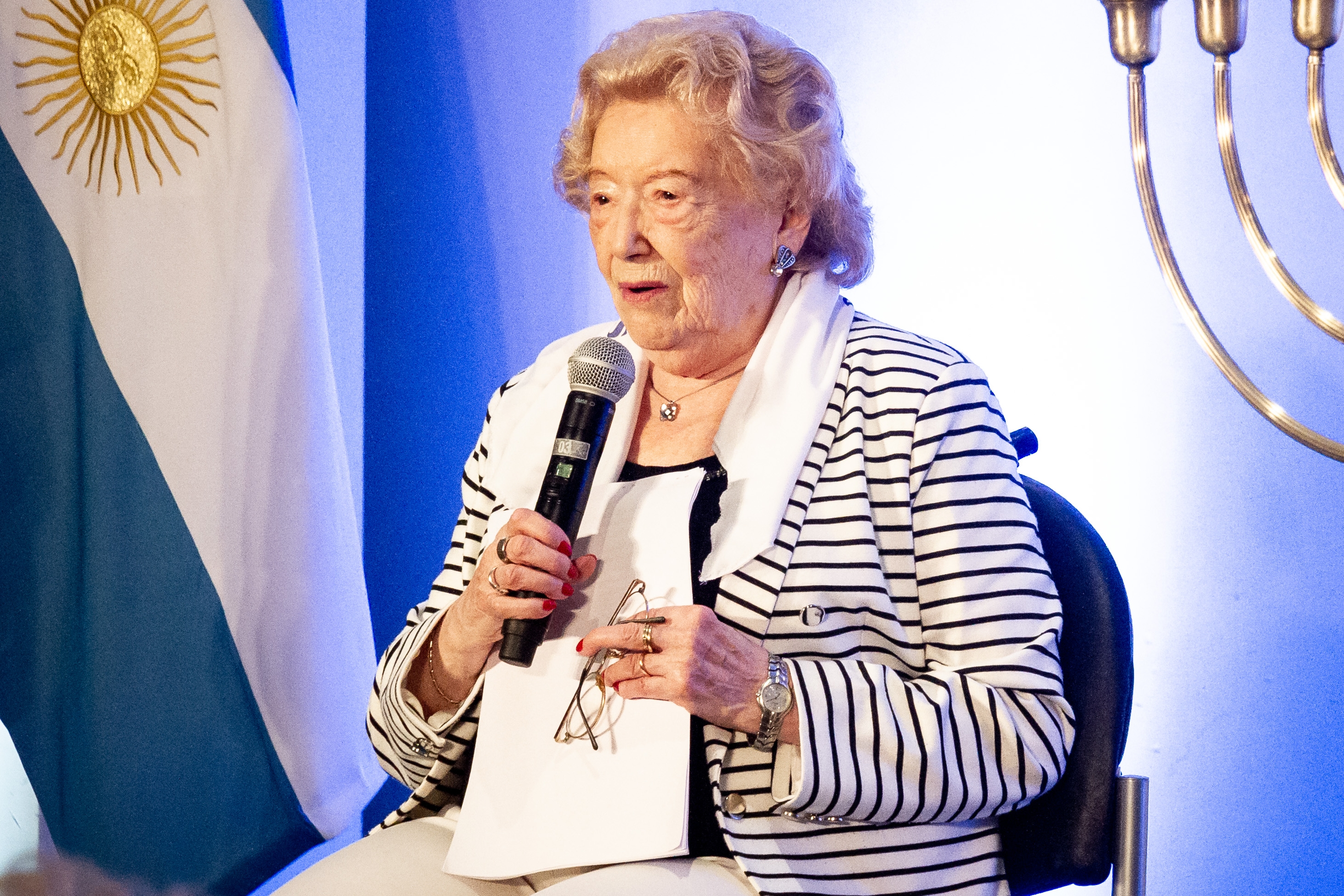 Una imagen del 27 de enero (Día Internacional en Memoria de las Víctimas del Holocausto) de 2020, hace cuatro años. Como siempre, Sara Rus, micrófono en mano, dio testimonio de su conmovedora historia(Photo by Federico Rotter/NurPhoto via Getty Images)