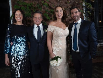 Una imagen del álbum de los novios: Quique Sacco y María Eugenia Vidal junto a Carolina Stanley y Federico Salvai