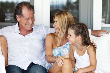 Una imagen del álbum familiar: Jorge Brito, Mili y su hija Delfina.