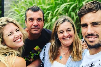 Una imagen del álbum familiar: la selfie de Guido Pella con su novia, Stephanie Demner, y sus padres, Carlos y Charo.