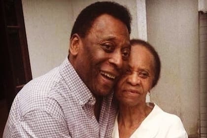 Una imagen del álbum familiar: Pelé y Celeste Arantes do Nascimento, su madre