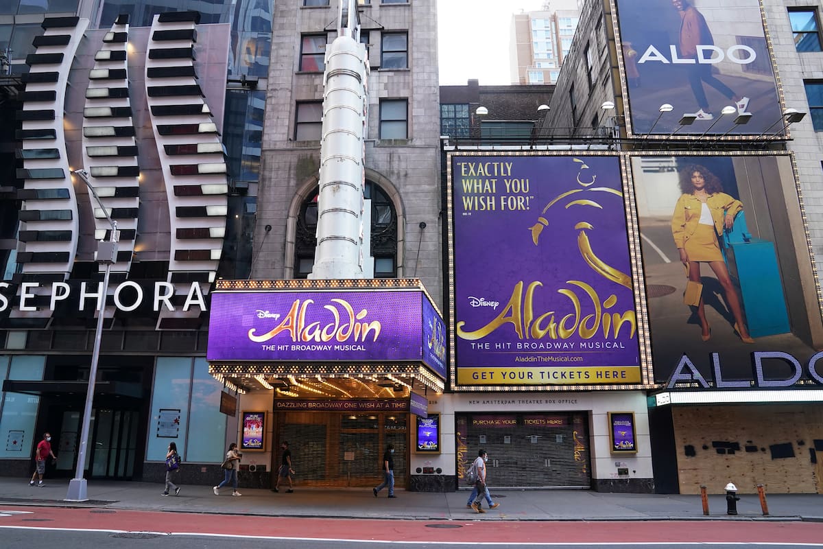 Una imagen del Broadway desolador de hoy en día: teatros cerrados, locales que bajan sus persianas y una Calle 42 semi vacía
