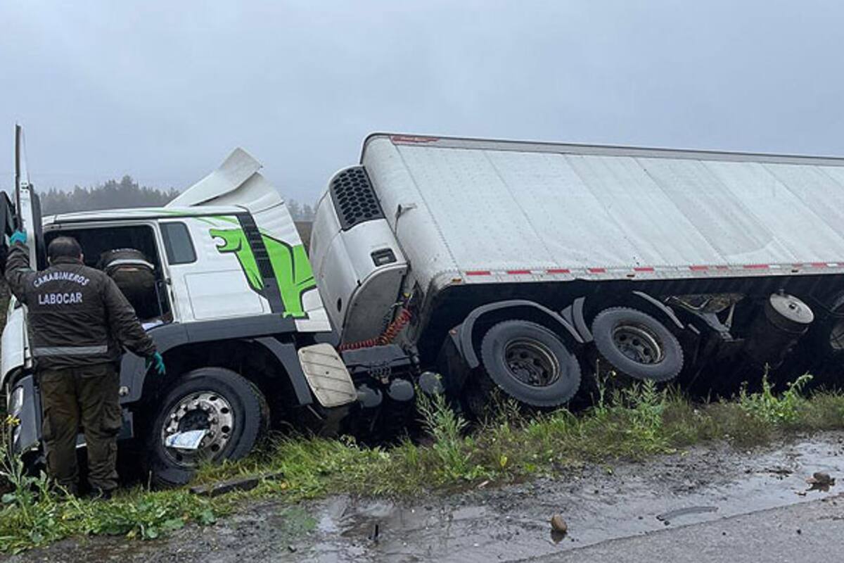 Una imagen del camión cuyo conductor fue víctima de un ataque armado, que lo dejó en estado de gravedad, en La Araucanía (El Mercurio/GDA)