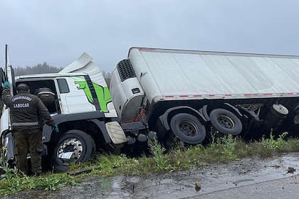 Una imagen del camión cuyo conductor fue víctima de un ataque armado, que lo dejó en estado de gravedad, en La Araucanía (El Mercurio/GDA)