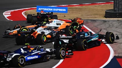 Una imagen del caos que resultó la primera curva de la carrera sprint, que tuvo a varios autos involucrados