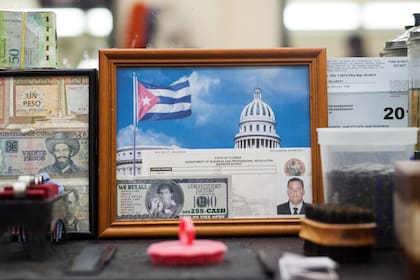 Una imagen del Capitolio de La Habana, falsos billetes americanos y cubanos mezclados en una peluquería de la Calle Ocho.