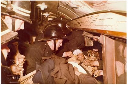 Una imagen del dramático rescate de sobrevivientes en Moorgate