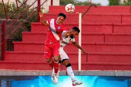Una imagen del encuentro entre Patronato y Argentinos Juniors, el primer partido de la Copa de la Liga Profesional 2022 que se transmitió en simultáneo por la TVP y el Pack Fútbol