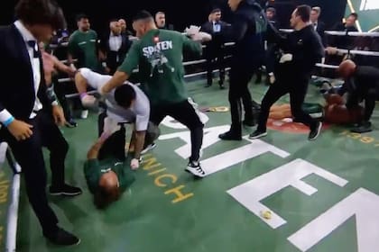 Una imagen del escándalo tras la pelea de exhibición en Brasil