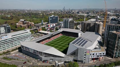 Una imagen del estadio de Brentford, con el edificio desde donde se arrojó la pelota de fondo