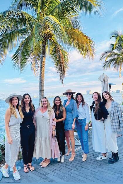 Una imagen del festejo que compartieron las amigas de la modelo en Instagram.
