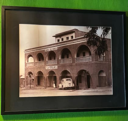Una imagen del hotel en sus inicios cuando abrió con 16 habitaciones; y la tienda de "La Popular"