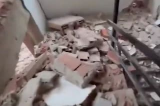 Las increíbles imágenes de un hombre al escapar por las escaleras de un edificio que estaba por colapsar en Venezuela