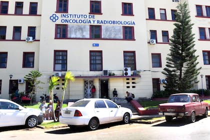 Una imagen del Instituto de Oncología y Radiobiología, en La Habana. Funcionarios del Gobierno de Cuba explicaron la estrategia diseñada para defender los servicios esenciales y la estabilidad nacional ante la actual crisis energética que atraviesa la isla por la intensificación del bloqueo de Estados Unidos, que ahora pretende impedir la venta de combustible al país caribeño.