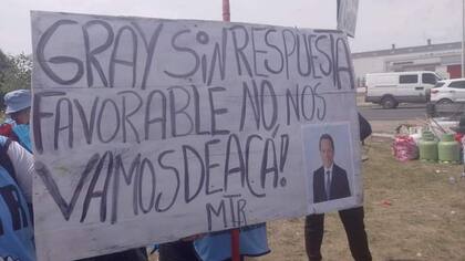 Una imagen del intento de acampe en la rotonda de Llavallol.
