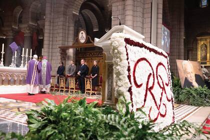 Una imagen del interior de la iglesia, donde vemos a Estefanía, Charlene, Alberto y Carolina.