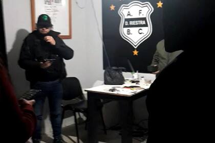 Una imagen del operativo de la policía judicial en la sede de Riestra, del Bajo Flores.